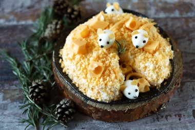 Peynirli, ananaslı ve peynirli fare salatası. Yumurta faresi şeklinde dekorasyonlar..