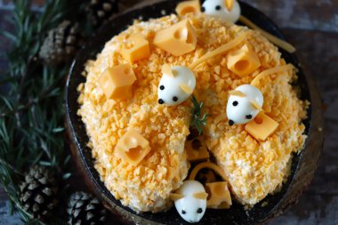 Peynirli, ananaslı ve peynirli fare salatası. Yumurta faresi şeklinde dekorasyonlar..