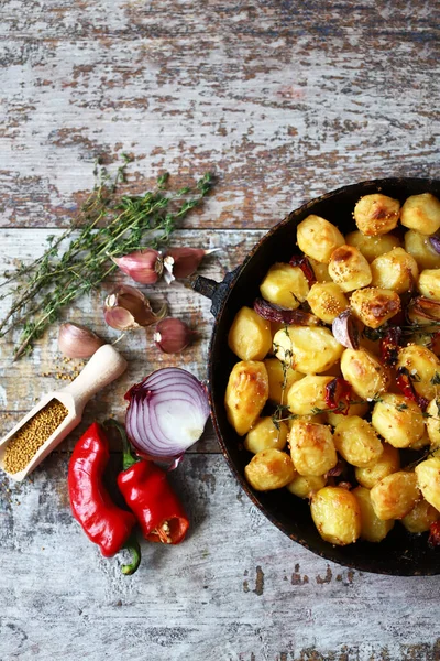 用调料 香草和大蒜把烤土豆放在锅里吃 午餐或晚餐 有选择的重点 — 图库照片