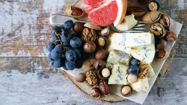 Schöner Käse Mit Nüssen Blauen Trauben Und Traubenfrüchten Keto Snack — Stockfoto