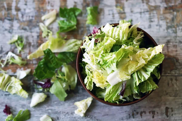 Uma Mistura Saladas Uma Tigela Folhas Alface Verdes Suculentas Conceito — Fotografia de Stock