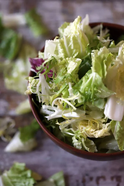 Uma Mistura Saladas Uma Tigela Folhas Alface Verdes Suculentas Conceito — Fotografia de Stock