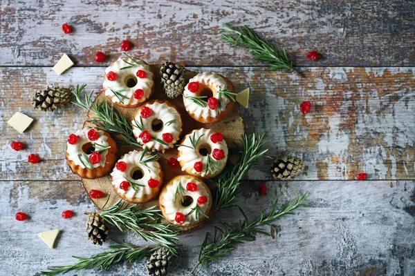 Christmas Cakes White Icing Red Berries Rosemary Christmas Decoration Selective — Stock Photo, Image