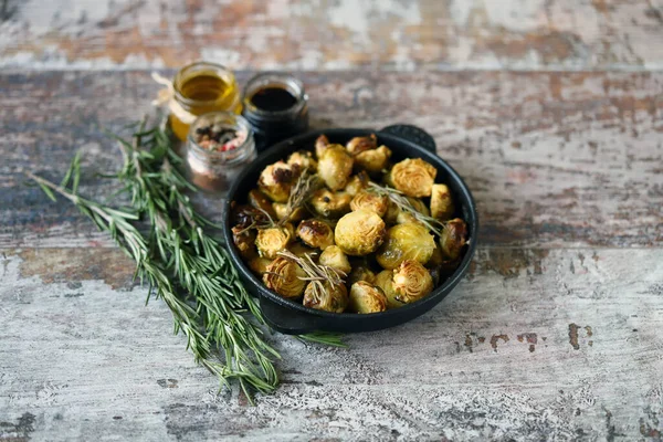 Germogli Bruxelles Forno Con Rosmarino Una Padella Cibo Vega Cibo — Foto Stock