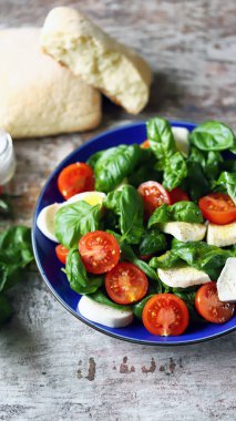 Kiraz domatesli sağlıklı caprese salatası. Diyet kavramı.