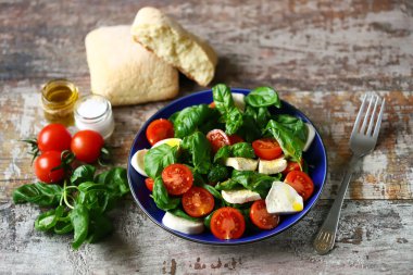 Çeri domatesli taze Caprese salatası. Fesleğenli ve mozarellalı sağlıklı salata. Diyet yemek. Keto diyeti.