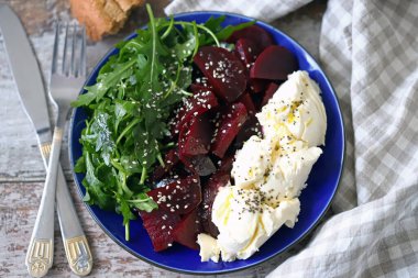 Pancar kökü ve beyaz peynirli sağlıklı salata. 