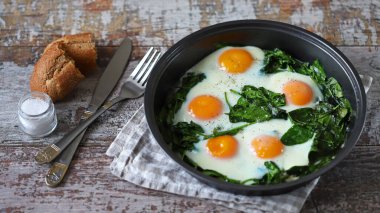 Ispanaklı sahanda yumurta. Muhteşem yemekler. Keto diyeti.