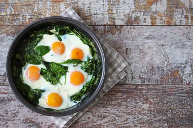 Ispanaklı sahanda yumurta. Muhteşem yemekler. Keto diyeti.