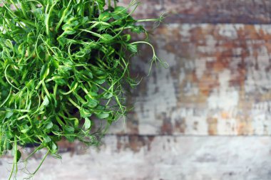 Tencerede taze yeşillikler. Çevre yemeği. Vejetaryen yemeği.