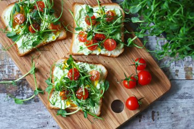 Mikroyeşillikli ve cd yağlı sağlıklı tostlar. Cannabidiol konsepti. CBD yağı. Cbd yemeği.