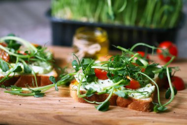 Mikroyeşillikli ve cd yağlı sağlıklı tostlar. Cannabidiol konsepti. CBD yağı. Cbd yemeği.