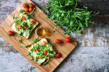 Mikroyeşillikli ve cd yağlı sağlıklı tostlar. Cannabidiol konsepti. CBD yağı. Cbd yemeği.