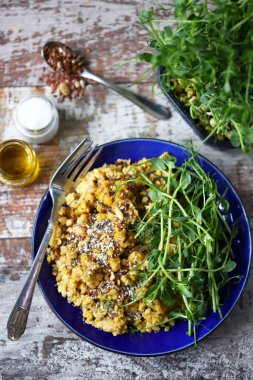 Mercimek ve mikroyeşillik tabağı. Vejetaryen yemeği. Sağlıklı beslenme. Süperyiyecekler.