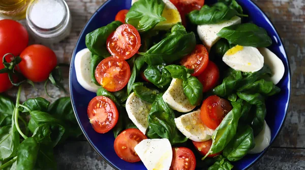 Salada Caprese Prato Azul Salada Saudável Com Tomate Manjericão Mussarela — Fotografia de Stock