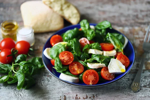 Salada Caprese Prato Azul Salada Saudável Com Tomate Manjericão Mussarela — Fotografia de Stock