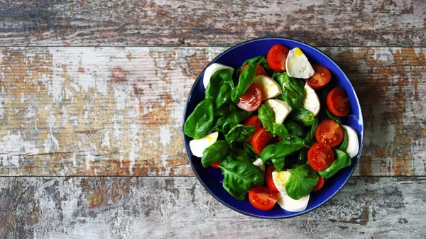 Salada Caprese Prato Azul Salada Saudável Com Tomate Manjericão Mussarela — Fotografia de Stock