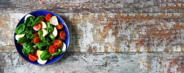 Salada Caprese Fresca Com Tomate Cereja Salada Saudável Com Manjericão — Fotografia de Stock