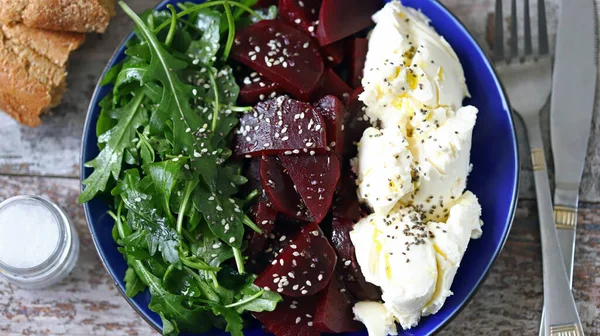 Keto Salat Mit Rucola Rüben Und Weißkäse Gesunde Ernährung Vegetarischer — Stockfoto