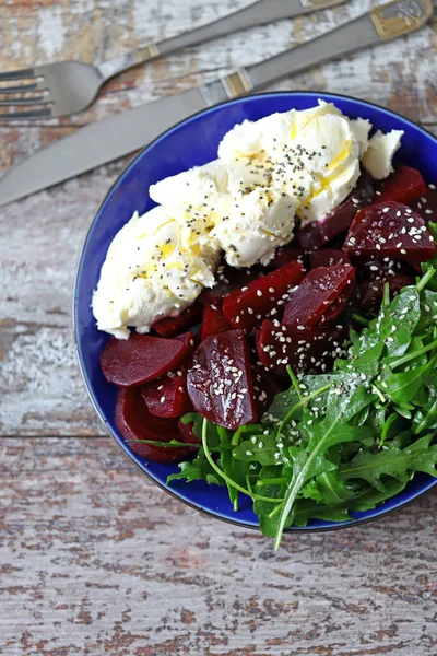 Keto Salatası Roka Pancar Beyaz Peynir Sağlıklı Yiyecekler Vejetaryen Salatası — Stok fotoğraf