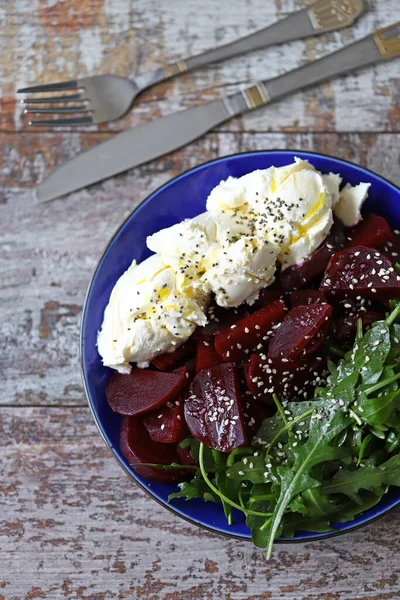 Pancar Kökü Beyaz Peynirli Sağlıklı Salata — Stok fotoğraf