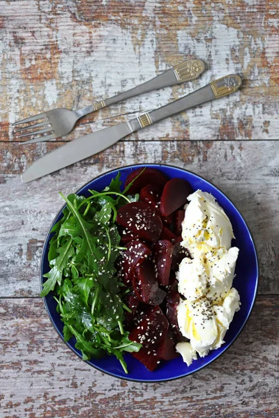 Keto Salatası Roka Pancar Beyaz Peynir Sağlıklı Yiyecekler Vejetaryen Salatası — Stok fotoğraf