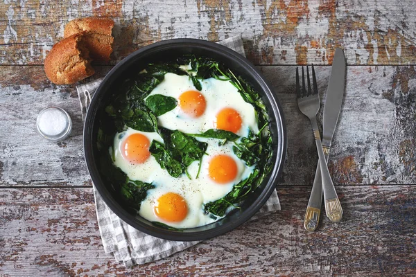 Keto diyeti. Ispanaklı sağlıklı omlet. Kızartma tavasında ıspanaklı yumurta.