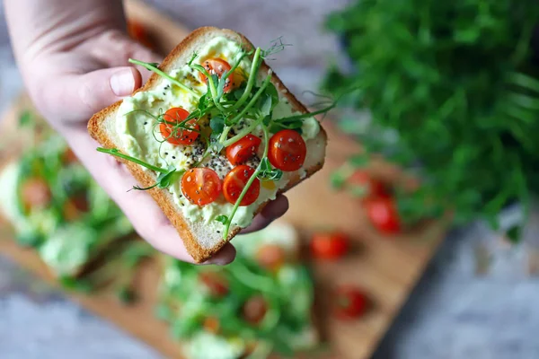 Torradas Com Microgreens Mão Segura Brinde Saudável Homem Come Uma — Fotografia de Stock