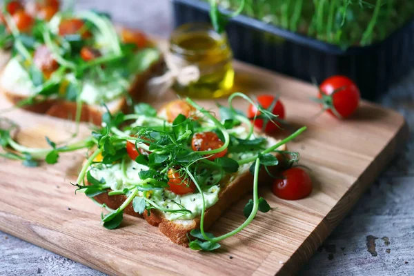 Mikroyeşillikli ve cd yağlı sağlıklı tostlar. Cannabidiol konsepti. CBD yağı. Cbd yemeği.