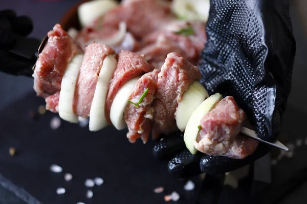 Fatias Carne Crua Com Cebolas Cozinhar Kebabs Carne Grelhada Macro — Fotografia de Stock