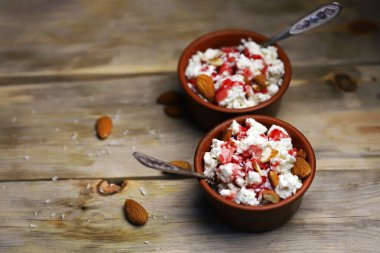 Bir kase süzme peynirli ve bademli. Sağlıklı gıda konsepti. Diyet öğle yemeği ya da kahvaltı. Keto diyeti..