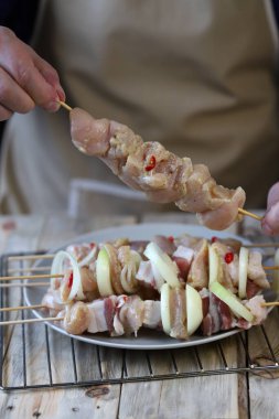 Ahşap çubuklardaki çiğ kebaplar şef tarafından hazırlanır..