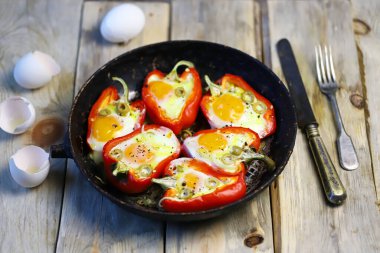 Kızartma tavasında pişmiş yumurtalı kırmızı biber. Keto diyeti. Keto öğle yemeği fikri.