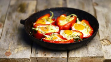 Kızartma tavasında pişmiş yumurtalı kırmızı biber. Keto diyeti. Keto öğle yemeği fikri.