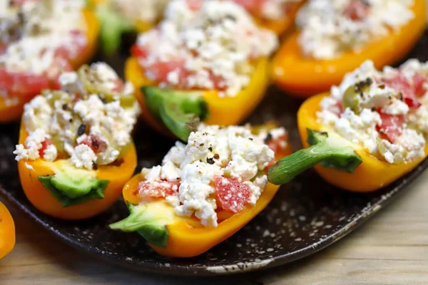 Ricotta ve zeytinle doldurulmuş sarı dolmalık biber. Sağlıklı atıştırmalıklar. Atıştırma diyeti. Sonbahar mutfağı. Kırmızı biber dolması. Keto diyet tarifi.