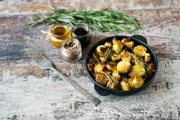 Germogli Bruxelles Arrostiti Una Padella Ghisa Cibo Sano Pranzo Vegano — Foto Stock