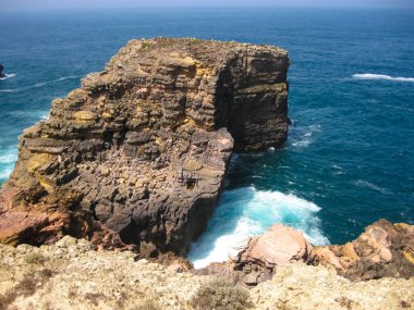 Uçsuz bucaksız okyanusun tam ortasında, parıldayan sularla çevrili önemli ve büyük bir kaya var.