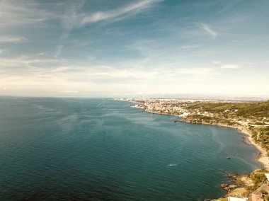 Deniz ve kıyı manzarası