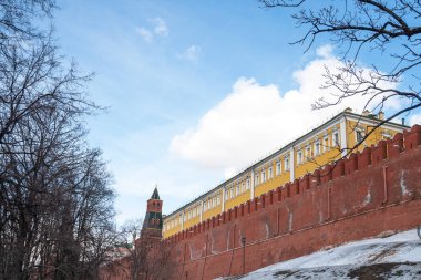 Duvarlar ve Kremlin tahkimatı.
