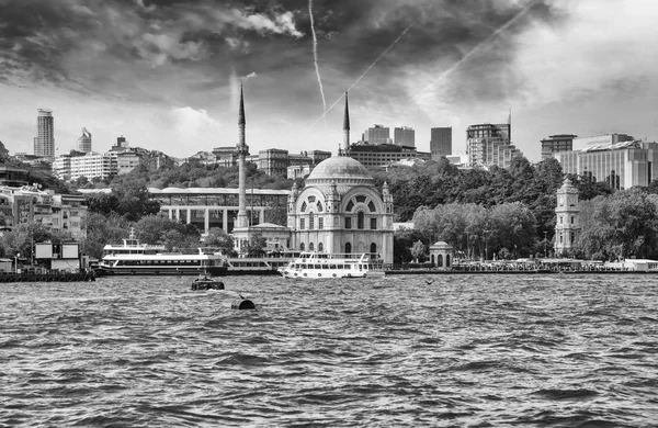 Mezquita Dolmabahce Rascacielos Modernos Estambul Turquía — Foto de Stock