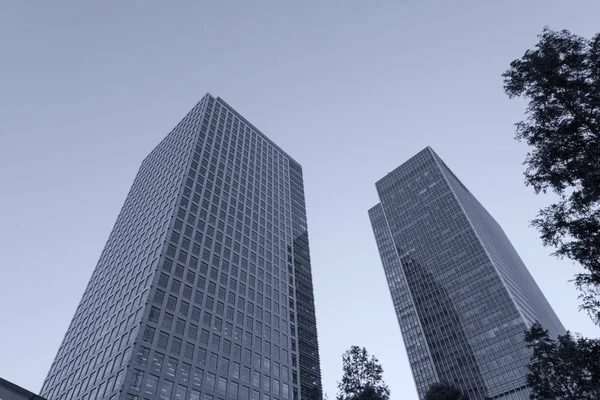 现代玻璃摩天大楼对晴朗的天空 — 图库照片