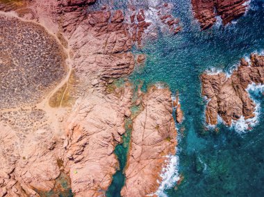 Costa Smeralda, Sardinya, İtalya 'nın insansız hava aracı görüntüsü..