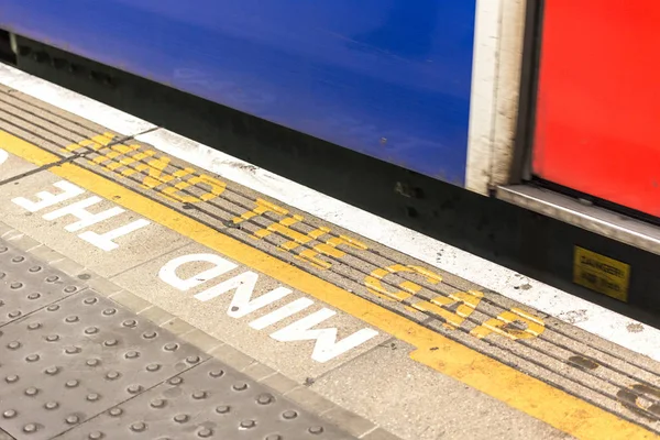 Das Lückenzeichen Auf Dem Fußboden Der Bahn Beachten — Stockfoto