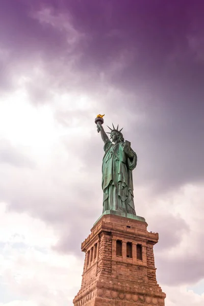 美国纽约市多云天空下的自由女神像 — 图库照片