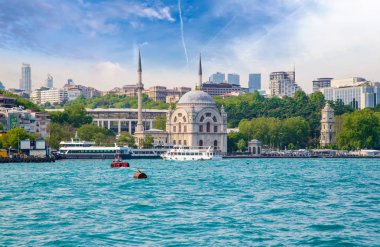 Dolmabahçe Camii ve modern gökdelen, istanbul, Türkiye.