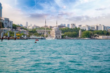 Dolmabahçe Camii ve modern gökdelen, istanbul, Türkiye.