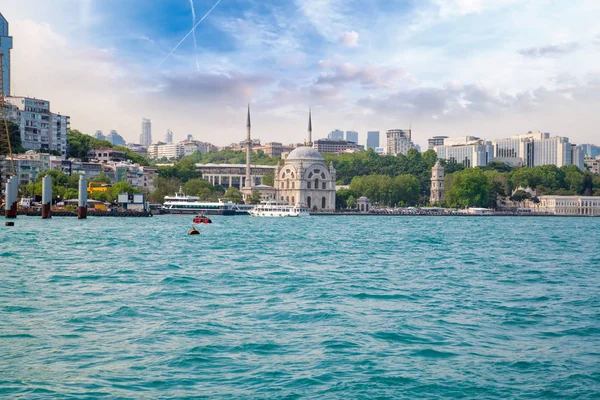 Dolmabahçe Camii ve modern gökdelen, istanbul, Türkiye.