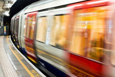 Metro tren yaklaşan İstasyonu, Londra.