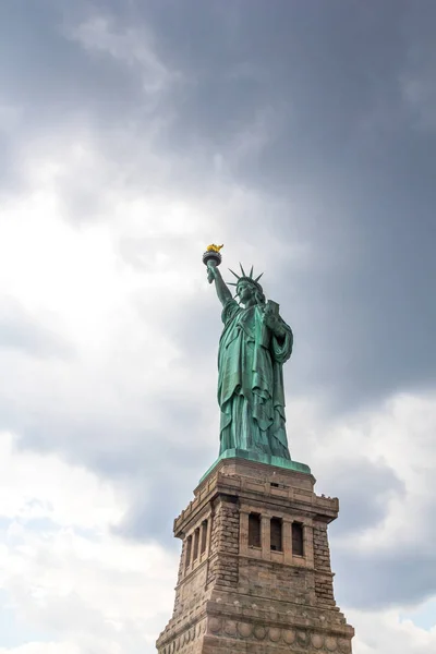 Статуя Свободы Облачным Небом Нью Йорк Сша — стоковое фото