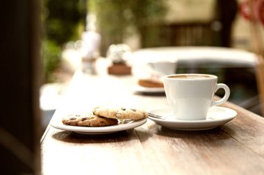 Bisküvili bir fincan kahve ve tabağın ayrıntıları..